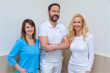 Team Dr. Newart; 3 Personen; Dr. Newart in der Mitte in weiß gekleidet dunkles kurzes Haar, Vollbart; rechts seine Gattin weiß gekleidet, langes, blondes Haar, Links seine Mitarbeiterin mit blauem Shirt und braunen, schulterlangen Haaren